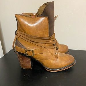 Lightly worn. Size 8.5. JellyPop boots
